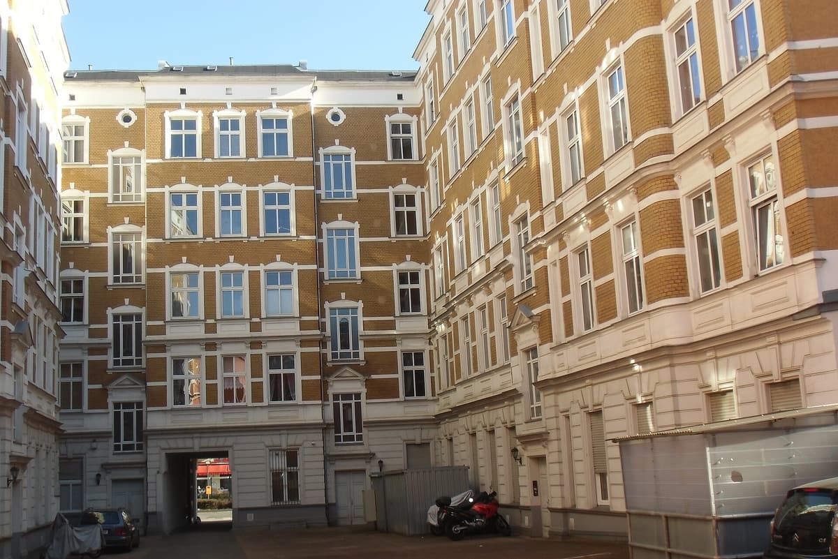 Hof eines Berliner Gründerzeithauses mit gelber Backsteinfassade