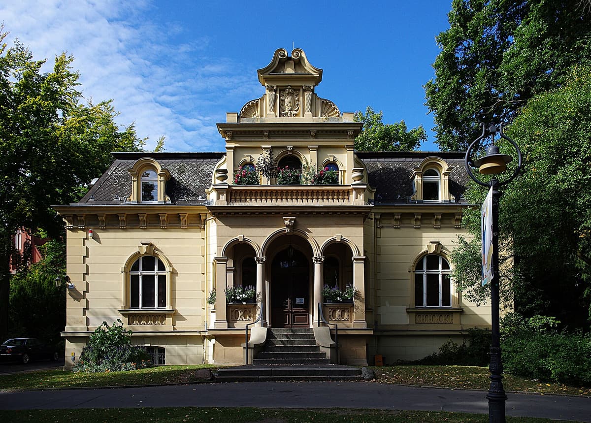 Gründerzeit-Villa mit Turmaufsatz und Säulenportal in Berlin-Zehlendorf