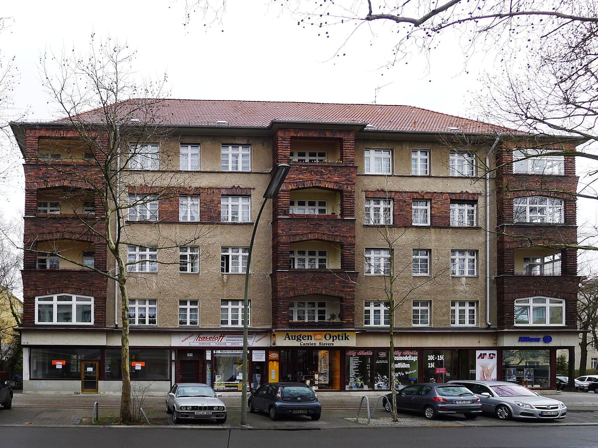 Mehrfamilienhaus mit Klinkerdetails, Erkern und Balkonen in Berlin-Steglitz